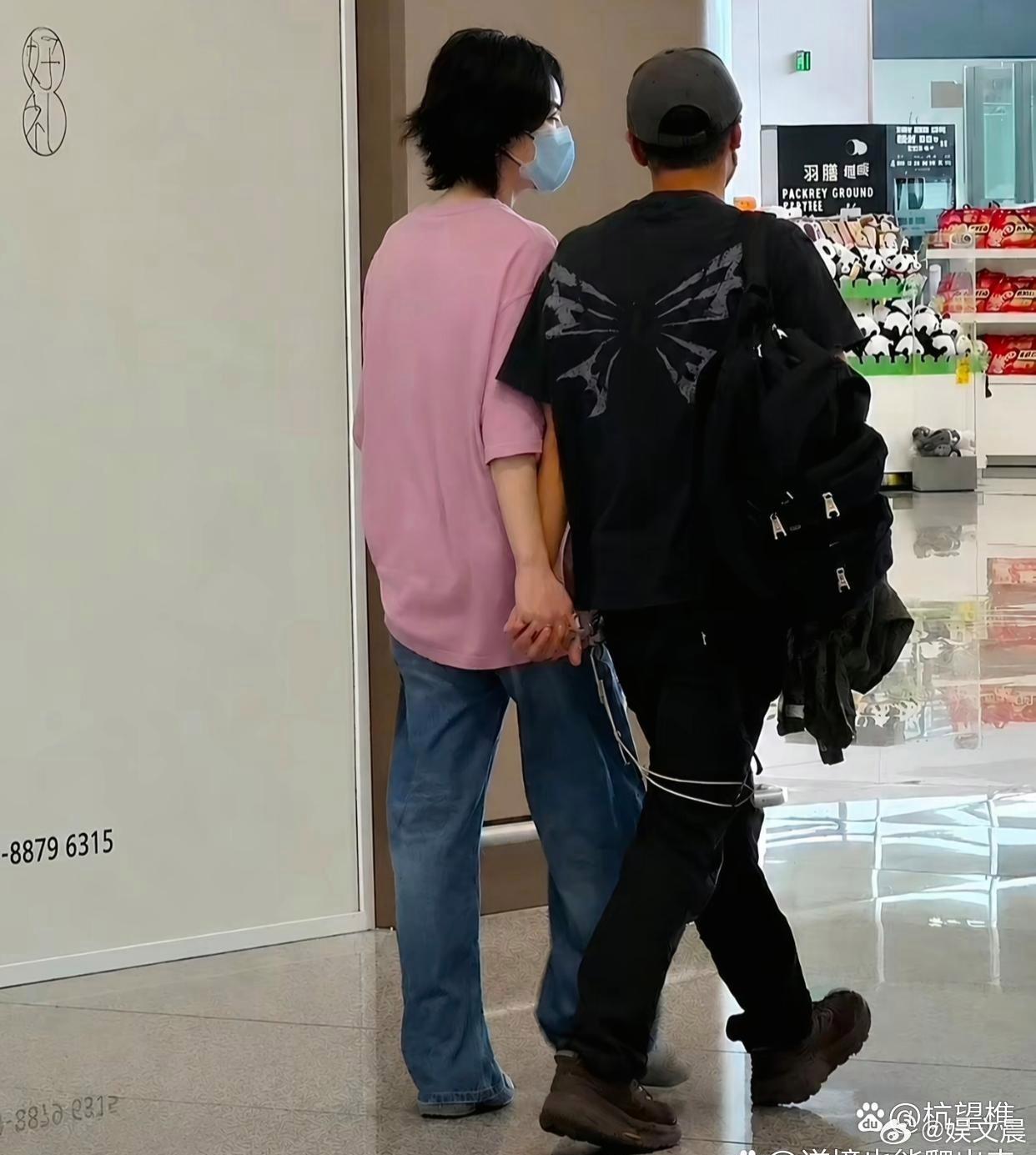 王菲谢霆锋现身西安机场被偶遇，二人一路十指紧扣，全程不曾松开，氛围感满满。