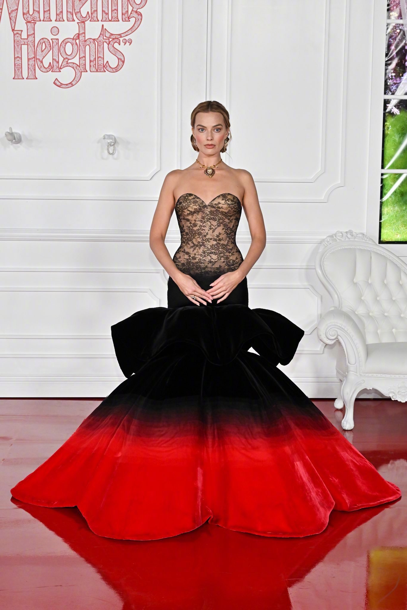 呼啸山庄全球首映礼《呼啸山庄》在洛杉矶举行全球首映礼，主演玛格特·罗比亮相，裙