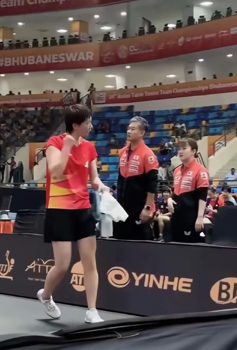 王曼昱冲日本队握拳被说嚣张?这霸气才是国乒该有的样子谁看王曼昱赢球不喊一句爽