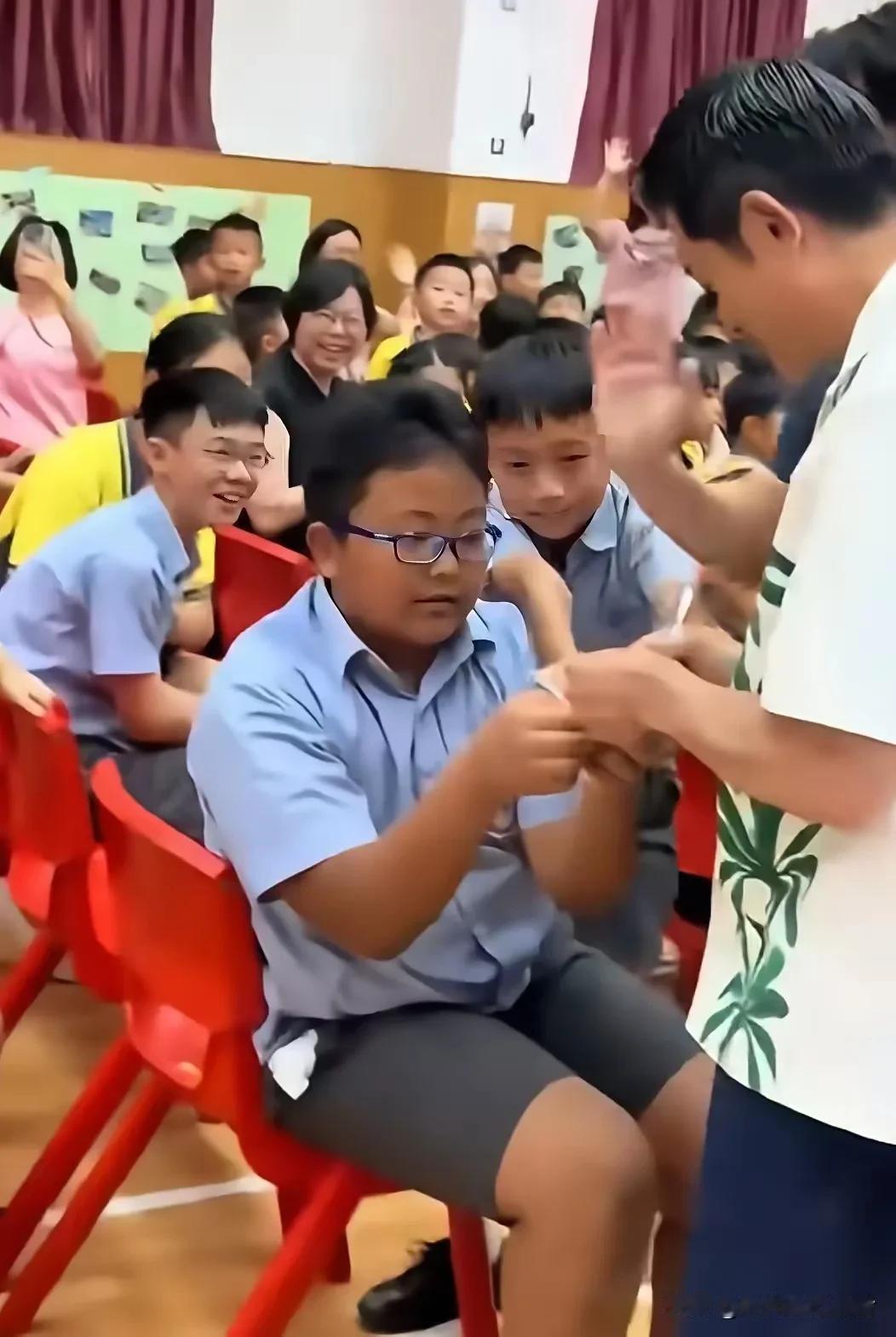 郭富城开家长会，真是太有爱了，这么大的明星，完全可以让其他人代替，郭富城为了女儿