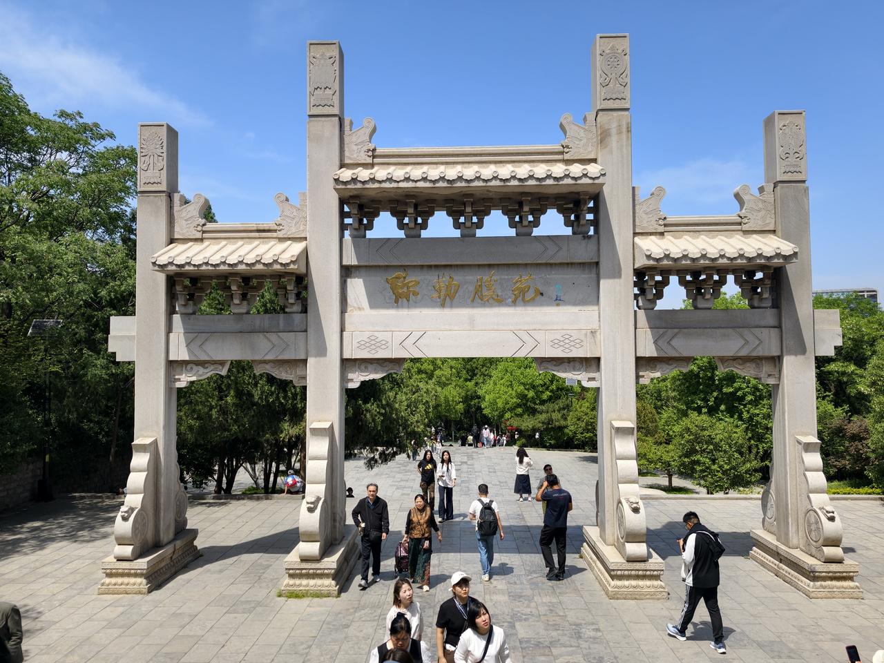 泉城济南（1）:周日的千佛山，正赶上三月三民俗文化庙会及相亲会，主题“春山有