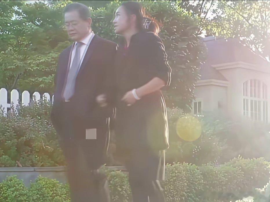 当年，新婚不久的刘晓庆与丈夫王晓玉在美国豪宅独栋别墅前傍晚散步时的一幕，刘晓庆幸福的把头依偎在王晓玉