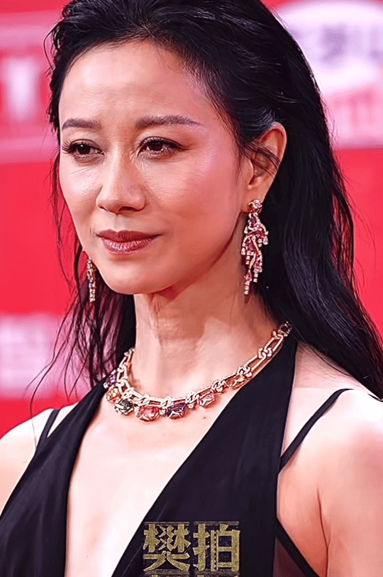 女人到了一定年纪，都有一个共性倪虹洁也不例外那就是脖子开始断崖式衰老