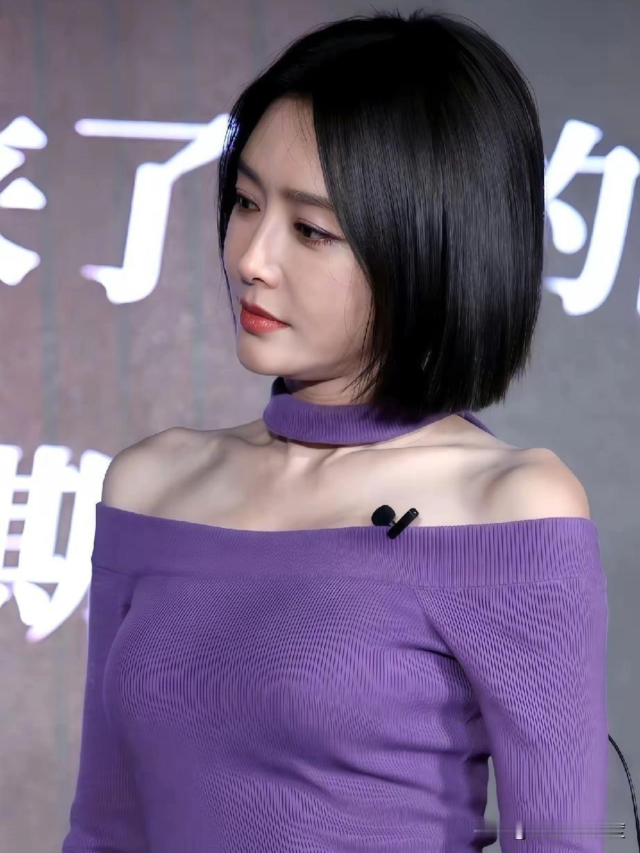 谁说短发不够女人味？秦岚用一身紫色露肩裙直接美出新高度！这身造型太绝了，剪了