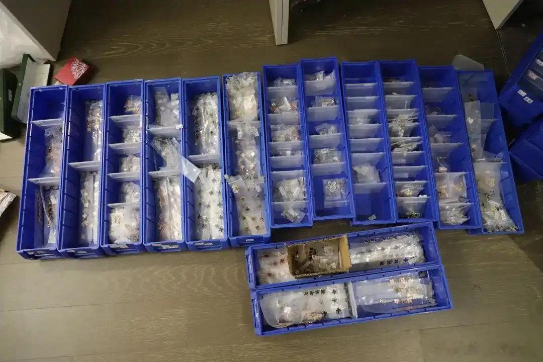 十万余元的手镯直接砍到399元原价4万多元的奢侈品项链，直播间只卖499元；标价