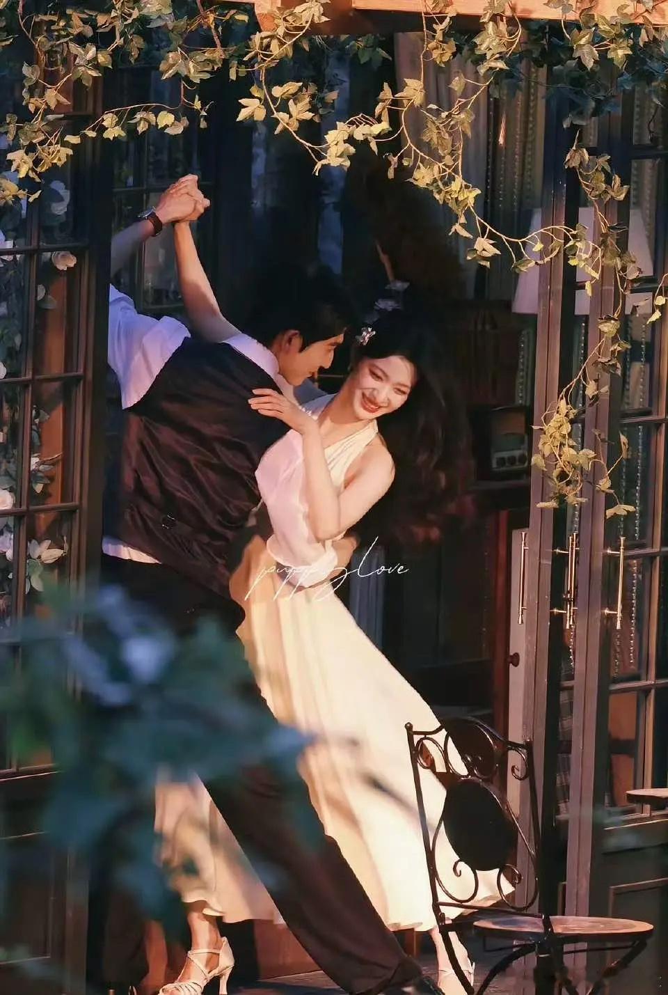 王楚然张凌赫这两张照片好有感觉啊，可惜剧里好多筹衣服​​​