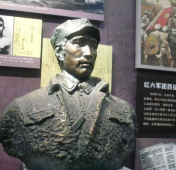 1935年1月，红十军团团长刘畴西在怀玉山区被捕，送到黄埔一期的同学俞济时，俞穿