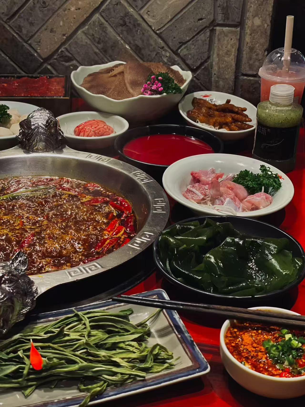 我被一个人刺激到了。我同事的老婆，每天早晨跑步5公里，昨天散步又碰到她，陪她跑