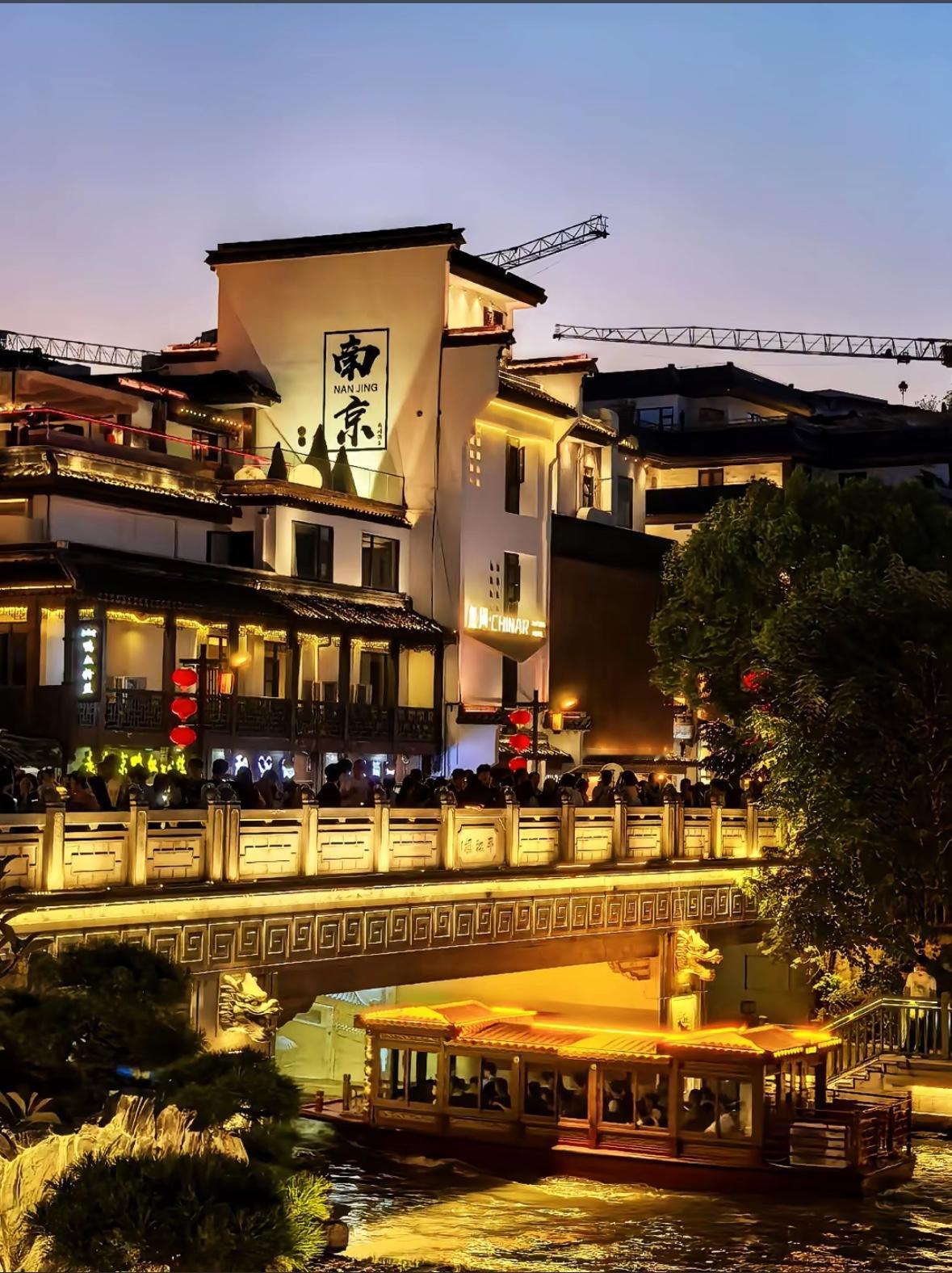 回顾2025年五一假期，人流最多的三个景区，具体数据如下：1.南京夫子庙—