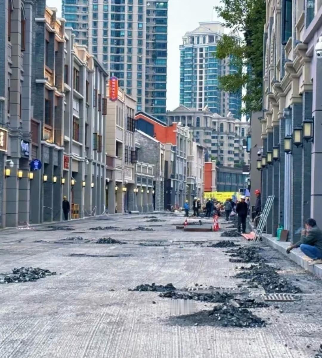 南宁中山路是怕元旦生意太好？什么时候不铺路现在铺，跨年夜这么大的人流都接不住