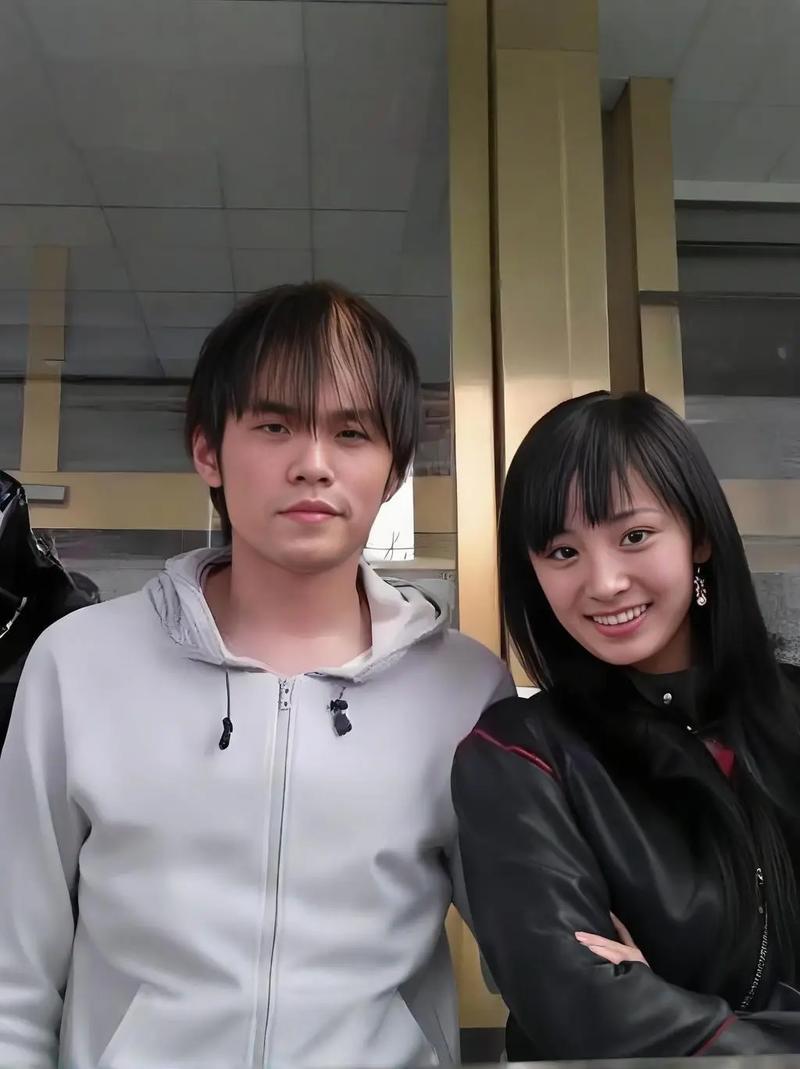 青涩貌似已秃的周杰伦，还有一个清秀的女孩，那女孩是谁知道吗？