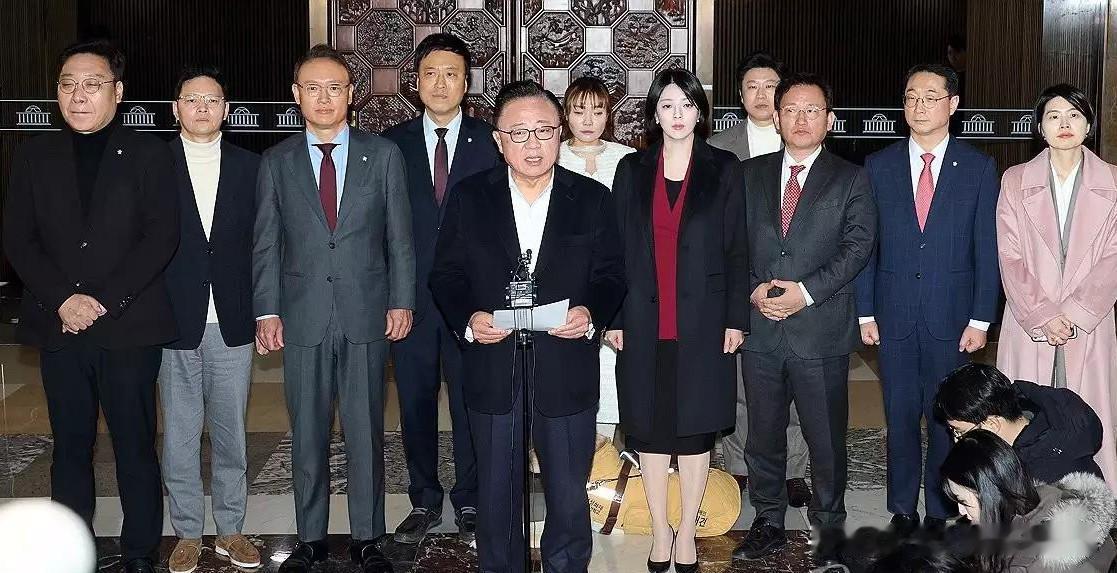 1月29日，韩国国民力量党16名亲韩东勋派系议员召开记者会向领导层逼宫，联名要求