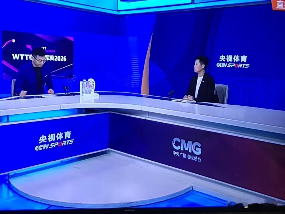 发现一个很奇怪的问题，看WTT乒乓球横滨冠军赛，主持人孙鹏耀介绍解说嘉宾顾若辰时
