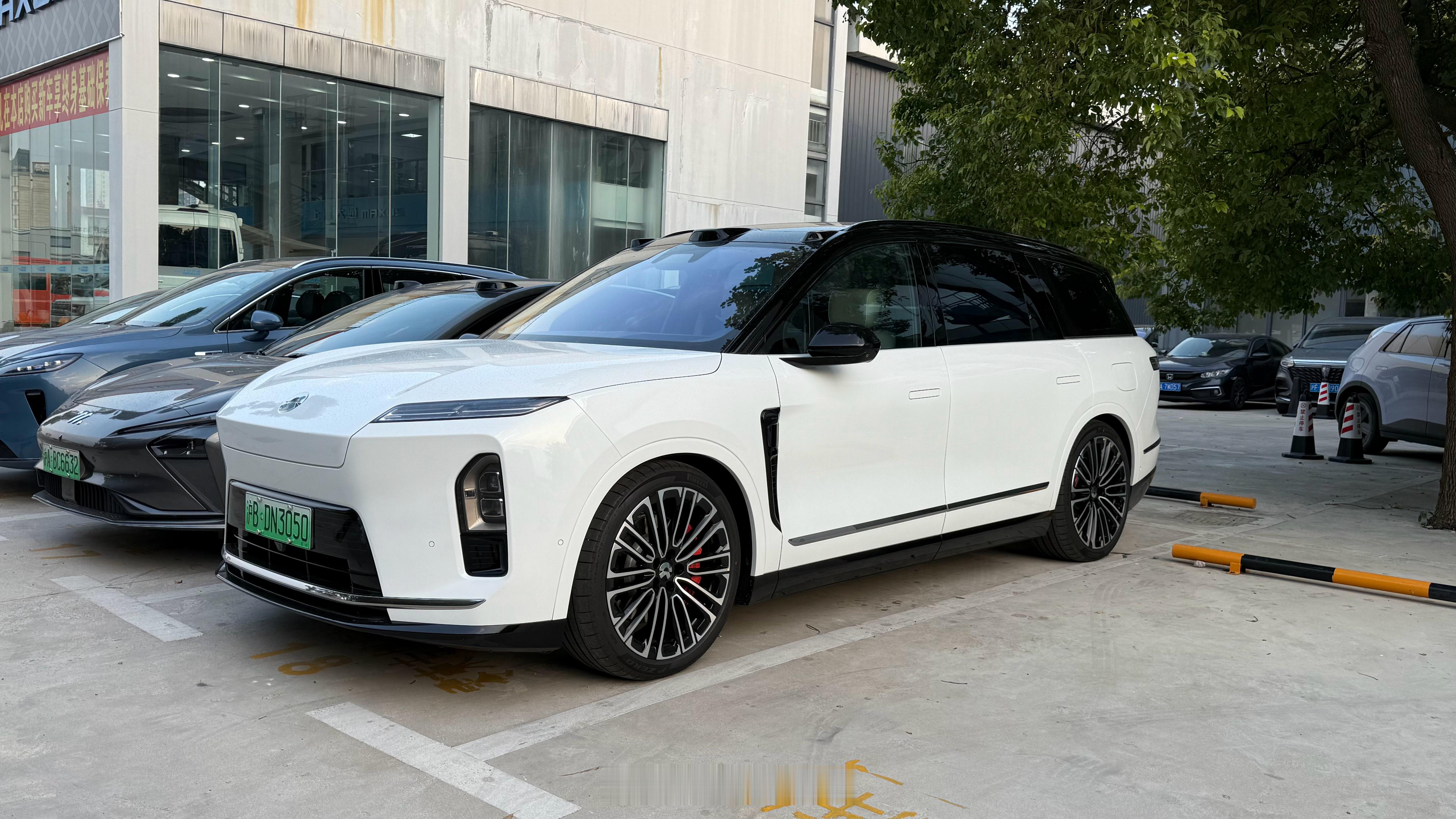 最近连续试了新的蔚来es8和极氪9X，这两台车很有意思，甚至有点身份应该互换的感