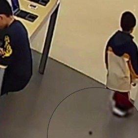 重庆有家手机体验店最近出了件让人又好笑又无奈的事儿——一个小男孩在店里玩平板玩得