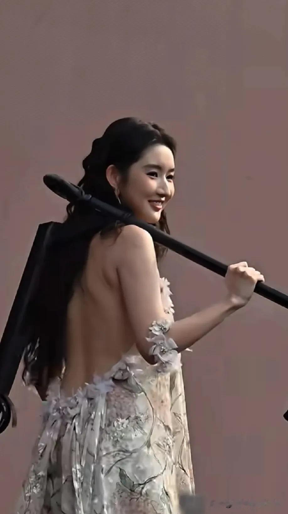 王玉雯这姑娘，大大咧咧的性格超可爱！网友说她像女版王源，又带点张曼玉的感觉。仔细