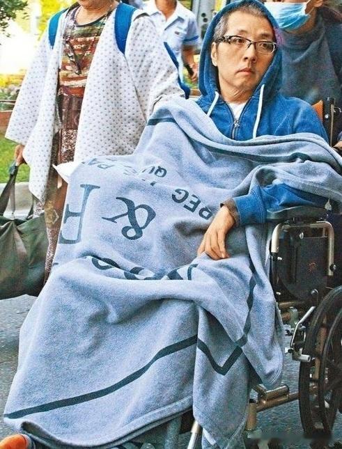 57岁知名音乐人袁惟仁傍晚突发健康危机，因高烧与排尿异常被紧急送医。这位曾创