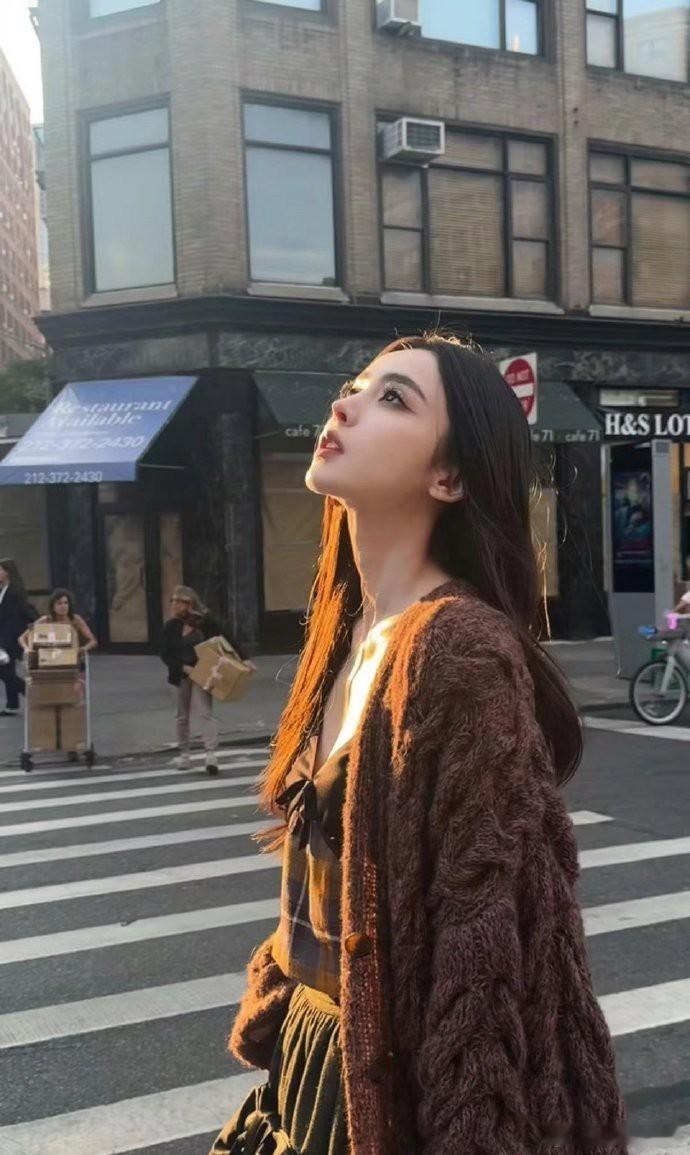 娜扎生图状态超绝，颜值抗打，那自然之美，让人不禁感叹，真乃天生丽质。​​​