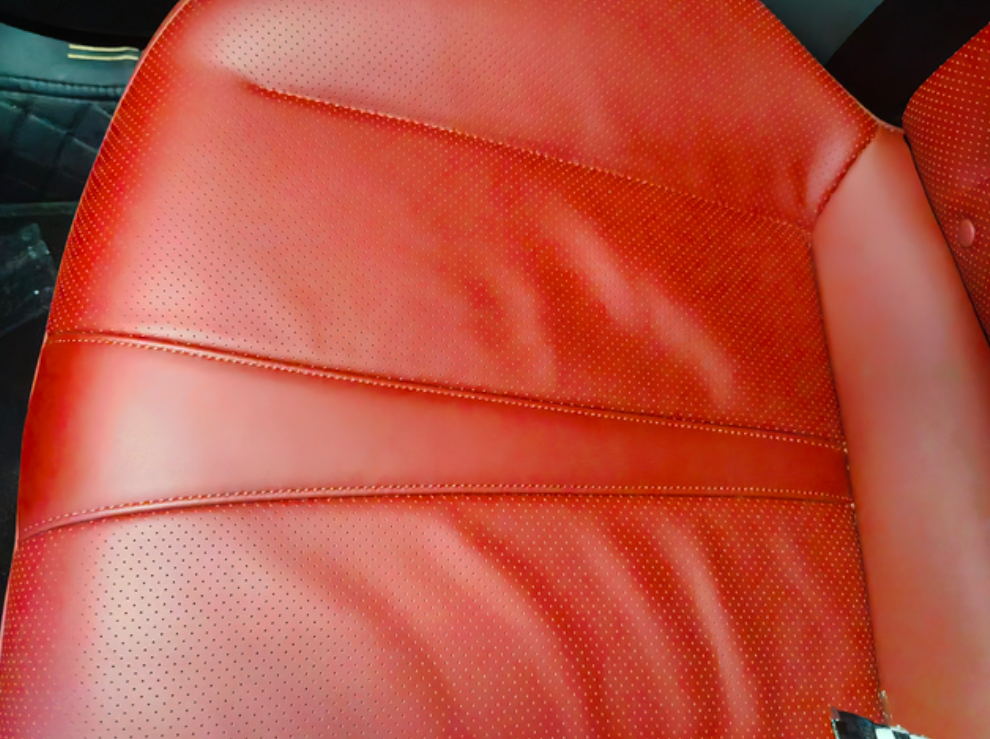 小鹏P7提车两周后座椅起皱了，靠背鼓包了。开了400多公里，平时就是接送孩子上下