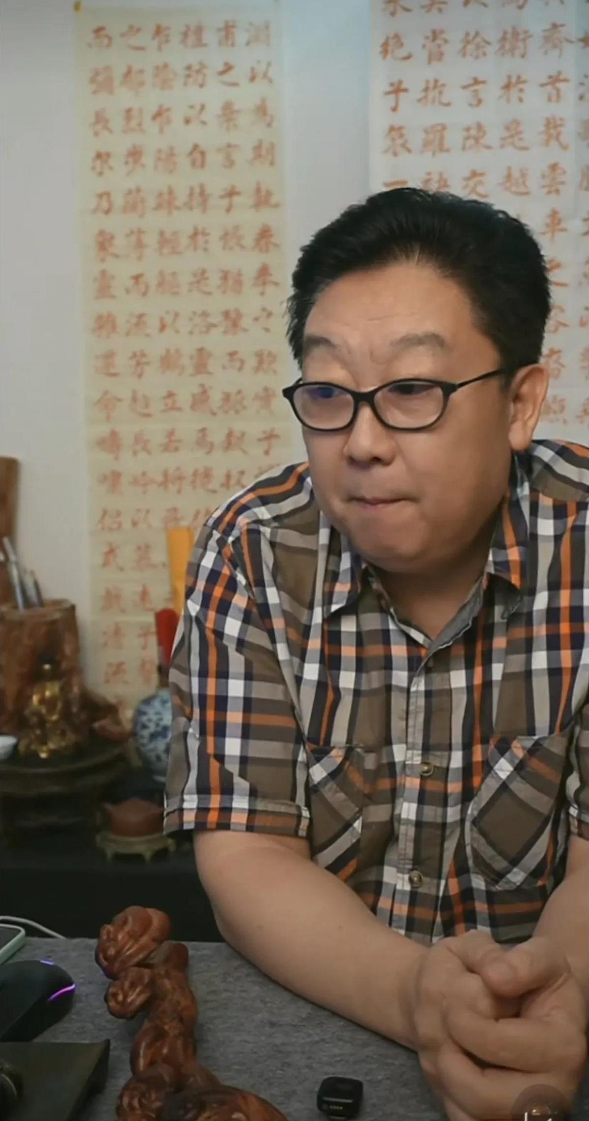 郑健，是相声名家李伯祥的大徒弟，16岁就进入天津曲艺团，后来被姜昆调到中国广播说