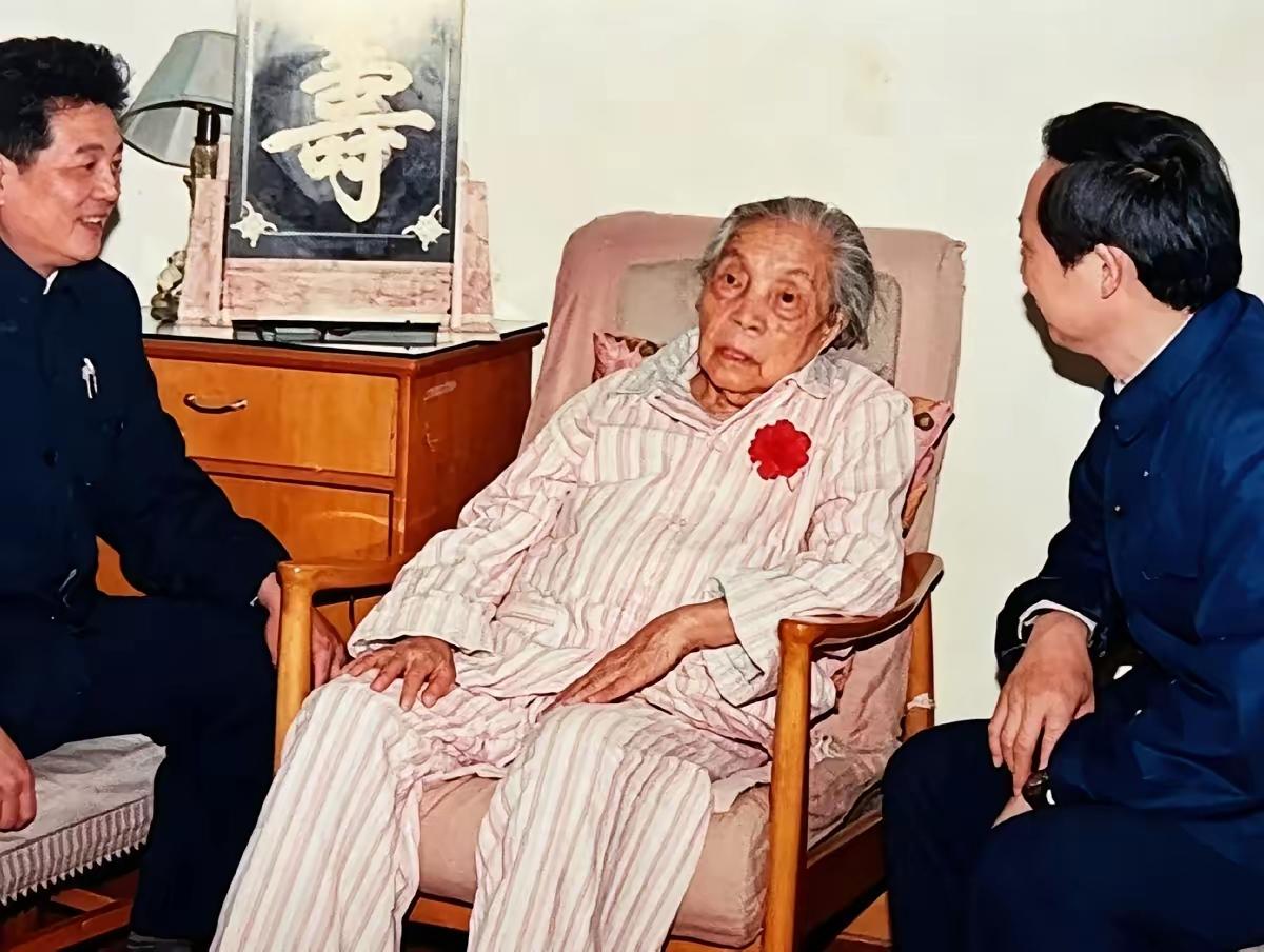 照片里这位老人叫蔡畅，1900年生人，1934年参加二万五千里长征，当时34岁，