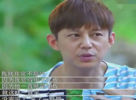 当年，何炅采访陈冠希，陈冠希全程对着何炅轻蔑地冷笑。何炅心里特别生气，但他一直忍