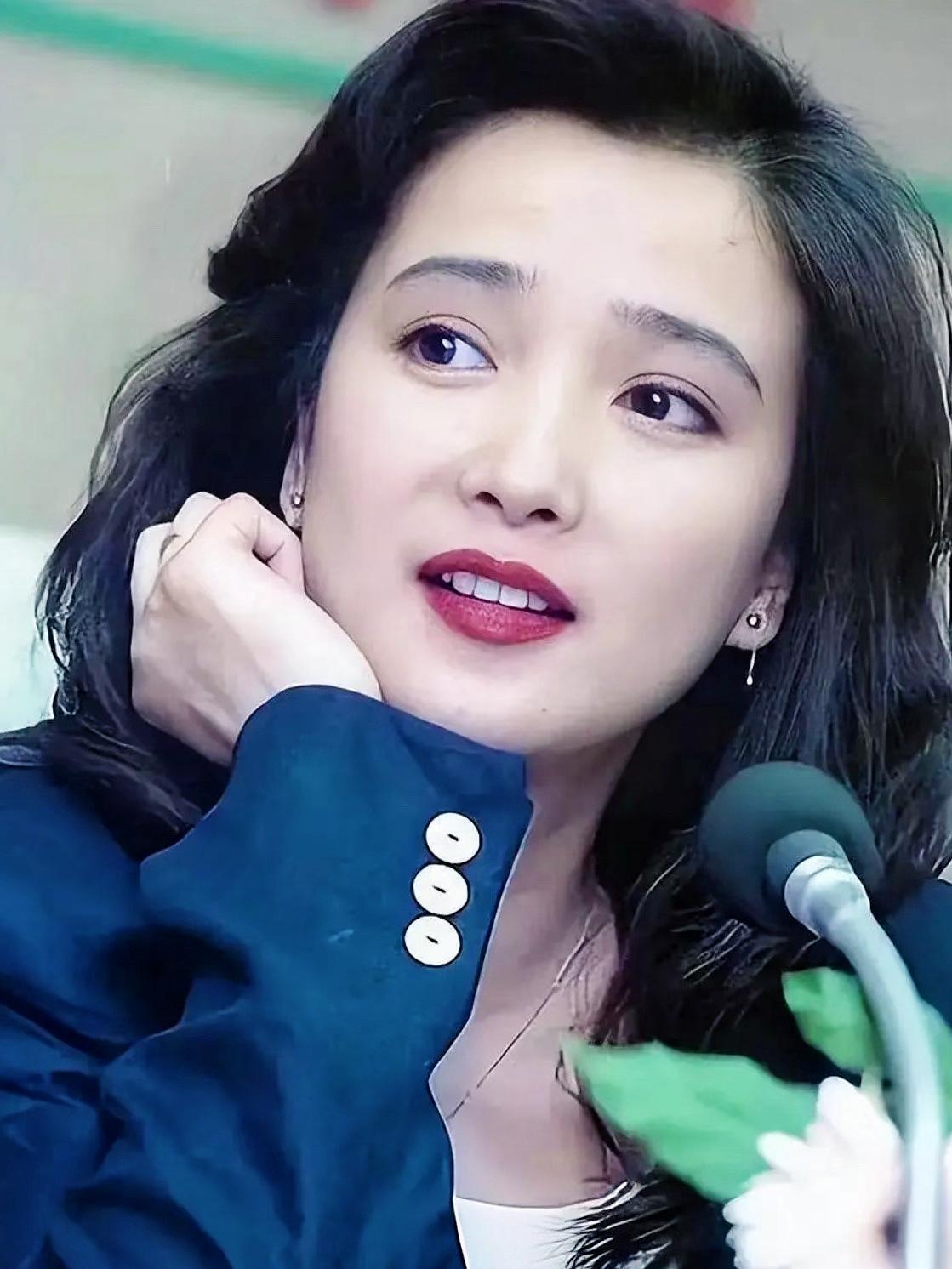 何晴，表面上看起来温柔似水，实际上却是个铁姑娘。何晴的两个好友，徐松子和宋晓