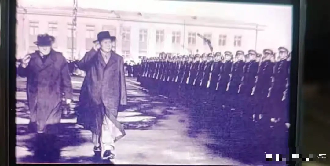 1957年11月2日，毛主席去苏联访问，赫鲁晓夫到机场迎接时的照片