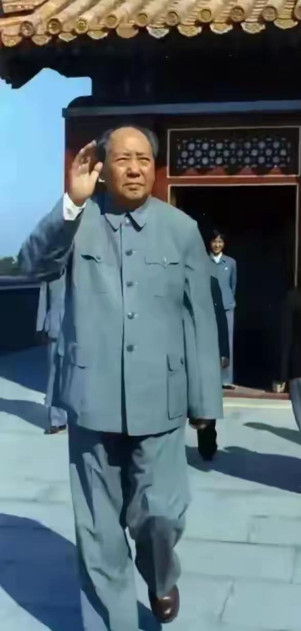 为何时隔多年，这句诗词依然振聋发聩？因为妖雾从未绝迹，英雄永远被盼。毛主席