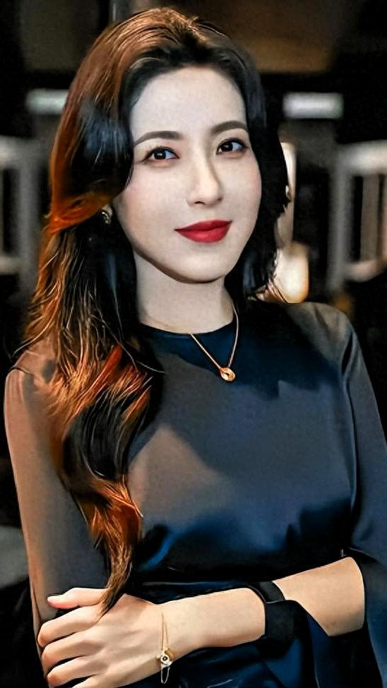 她是中戏百年一遇的绝色，靠美貌惊艳半个娱乐圈，如今年近半百却依旧单身。曾黎用4