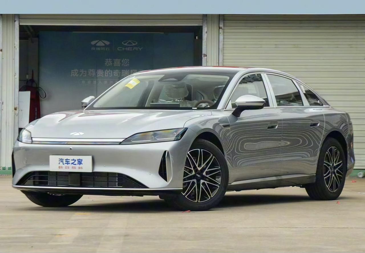 比亚迪汉DM和奇瑞风云A9L都是很有竞争力的国产中大型车。如果落地价接近，选谁还