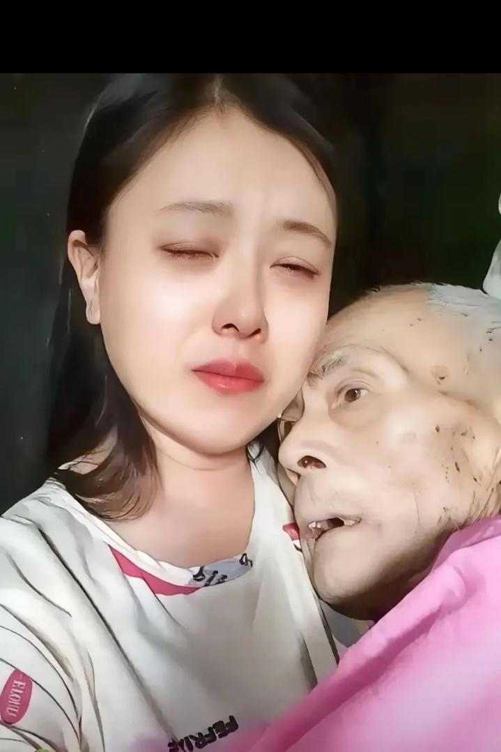 感动的一幕！河南省商丘，一位高龄老人躺在医院的床上，已经是到了油尽灯枯的时候了，