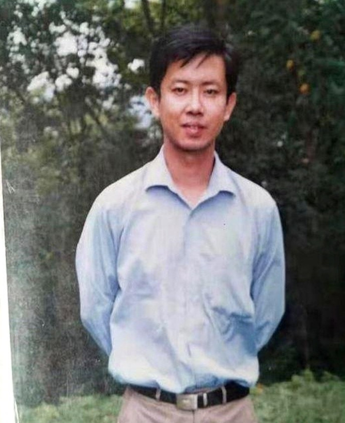 安徽一教师在乡镇执教19年，某天凌晨在亲吻自己儿女后，来到长江大桥纵身一跃，选择