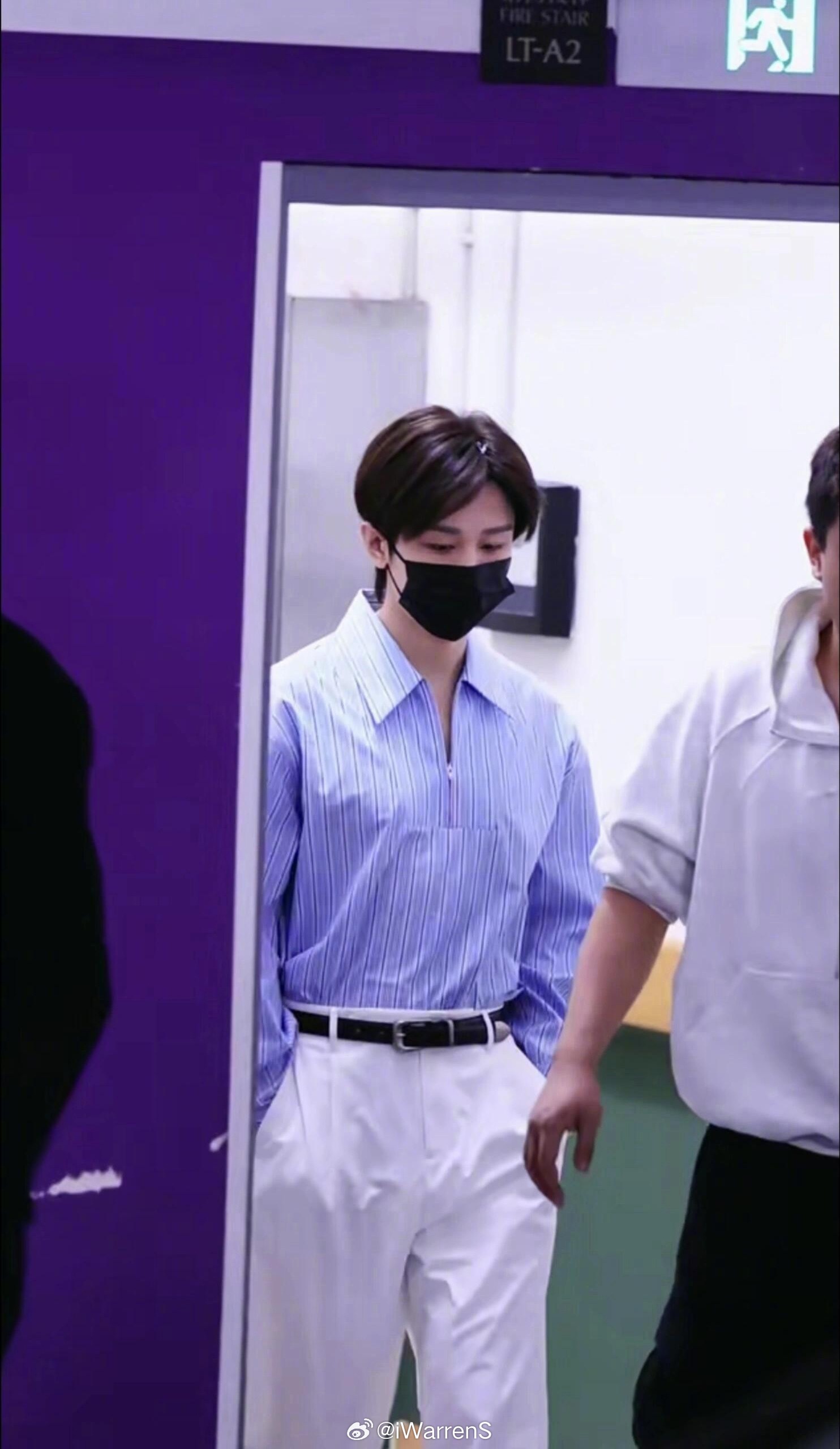 成毅清爽蓝衬衫造型最新上班路透，帅帅的很安心