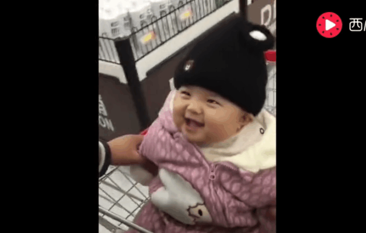 实拍: 这小棉袄太扎心了, 看见爸爸就笑, 看妈妈瞬间变脸!