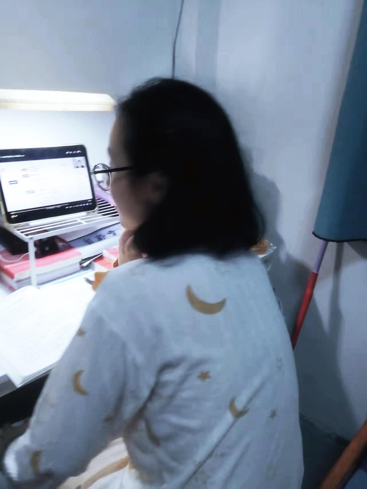 24岁女儿从渤海大学毕业3个月，未参加校招、投百份简历无果，在家待业。