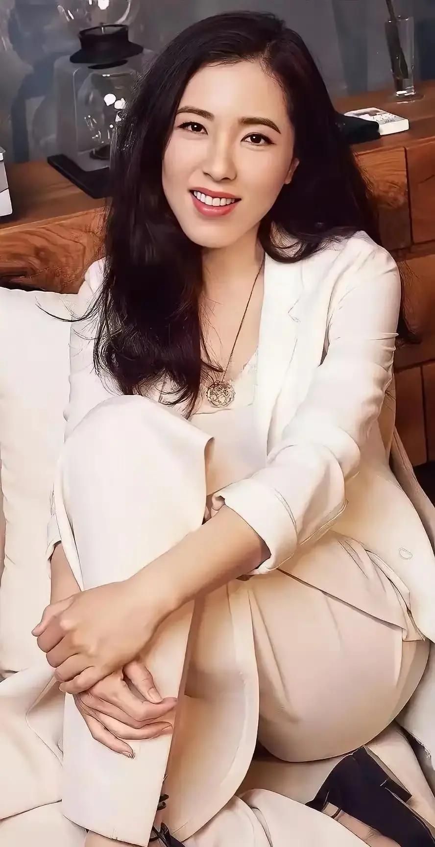 有人锐评曾黎：镜头里脸占满屏，演技状态都遭吐槽最近刷到对曾黎的直白评价，说得