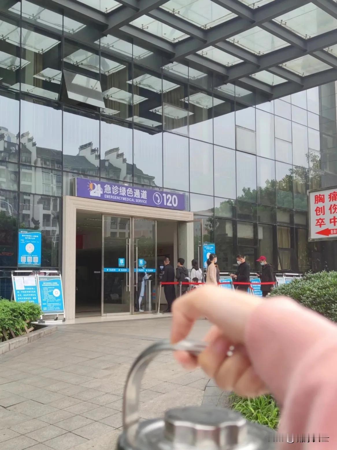 那年老公考上大学，家里穷得拿不出学费，是姑姑狠心卖掉家里的牛，才凑齐了他第一年的