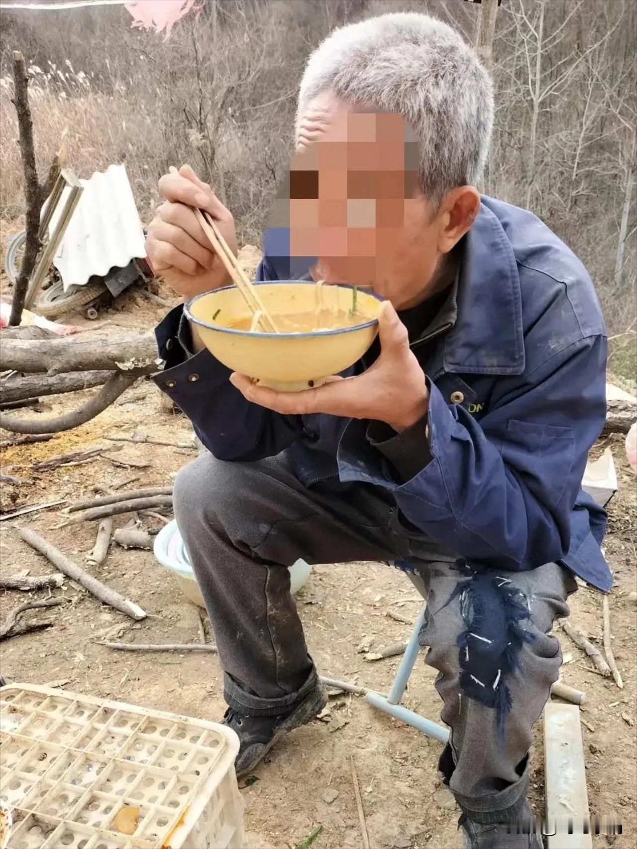 今天去农村亲戚家拜年，听闻亲戚隔壁有位70岁的老光棍，在年二十九晚上，从床上掉到