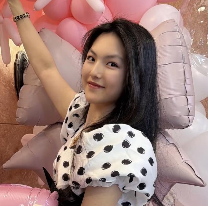 我很好奇，富养女儿的天花板王诗龄，以后到底能不能超过李湘？要知道，李湘的