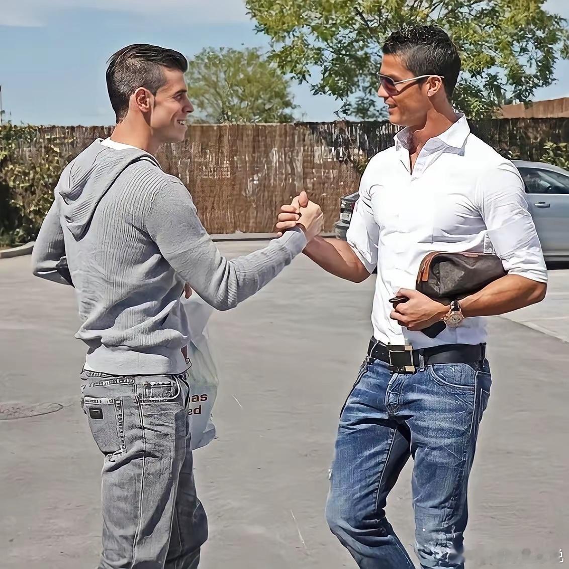 皇马旧将贝尔表示，在效力皇马期间，他和C罗从来没有吵过一次架。两人的关系也非常好