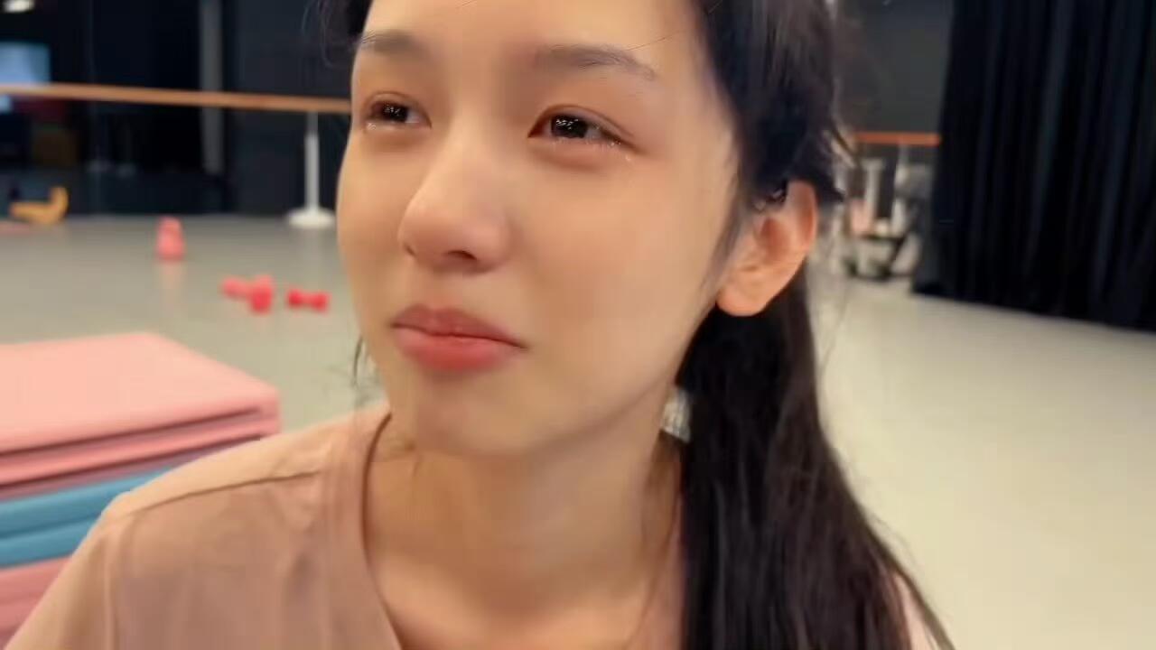 周也芭蕾舞训练压腿压哭了😭😭😭​​​
