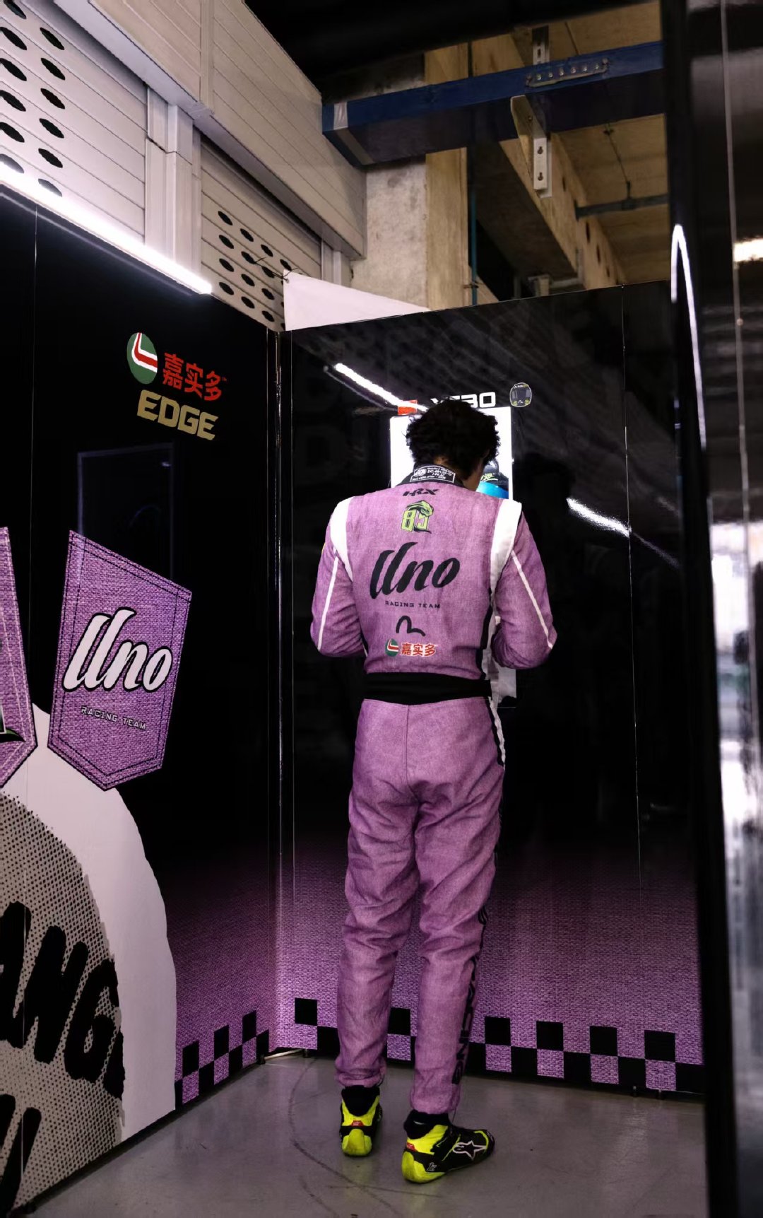 王一博练车日晒照王一博粉紫色赛车服look！王一博练车日晒照啦​​​