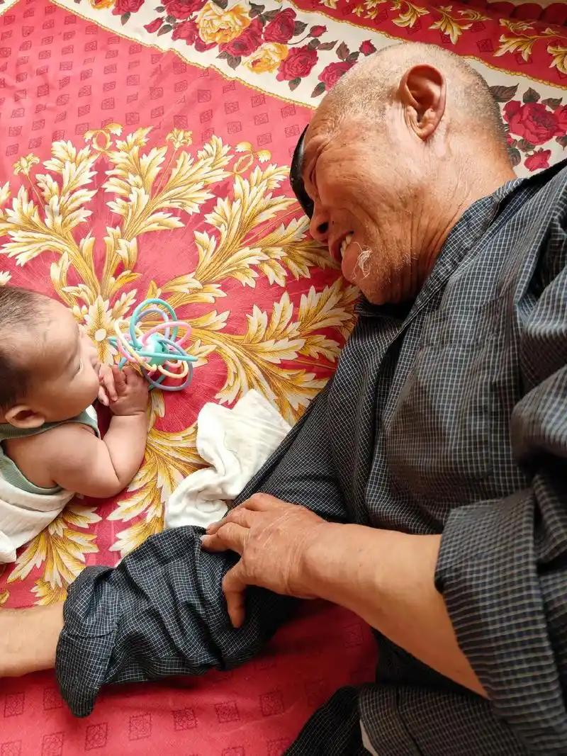 近日，云南一女子带孩子住院时发现，隔壁病床上的一岁宝宝只有70多岁的爷爷陪着，便