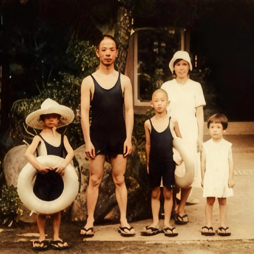 上世纪30年代，吴石将军在日本求学期间，曾与家人一同度假，留下了这一张满是温情的