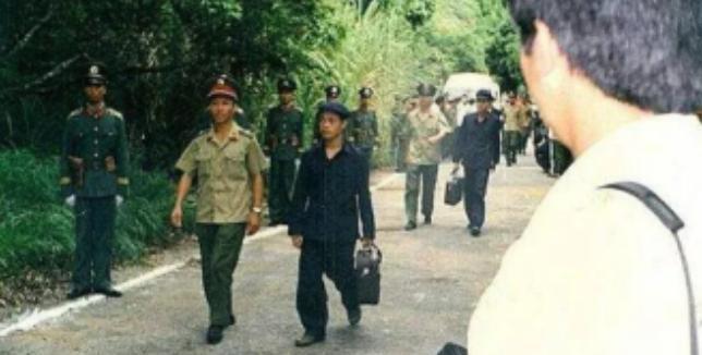 1979年6月20日，最后一批中越战俘交换现场，一名年轻的越军俘虏慢慢走向边境，