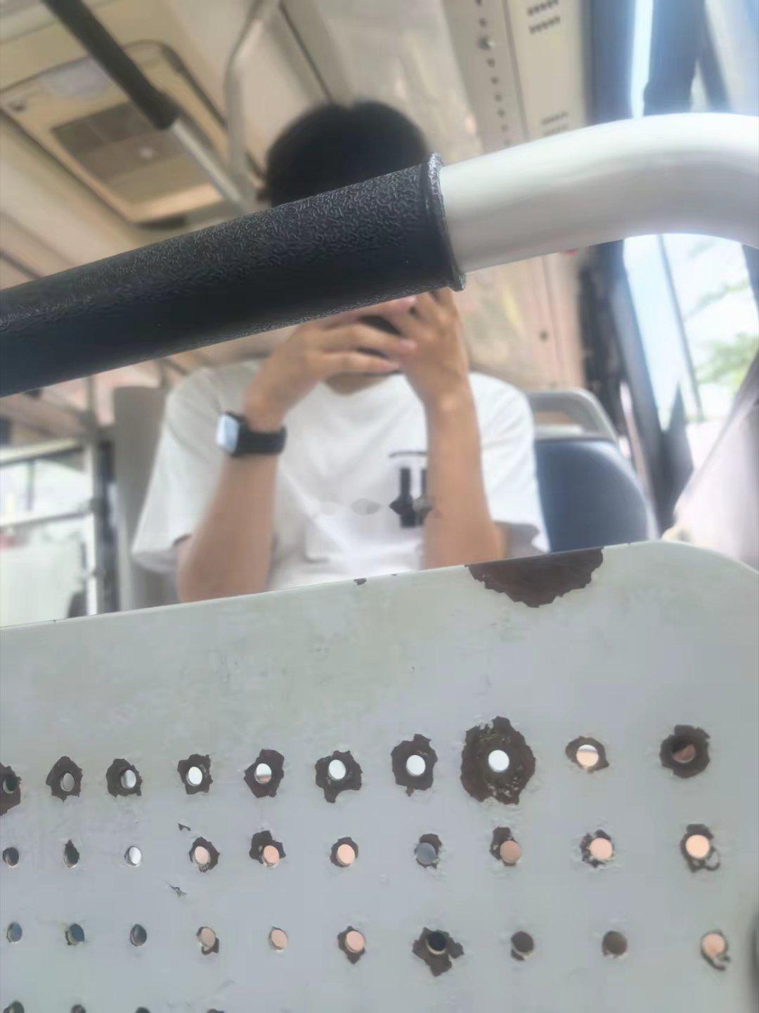 今日公交车上，分不清公母了看着是公的，却染指角了动作雌化严重，包包也雌化了