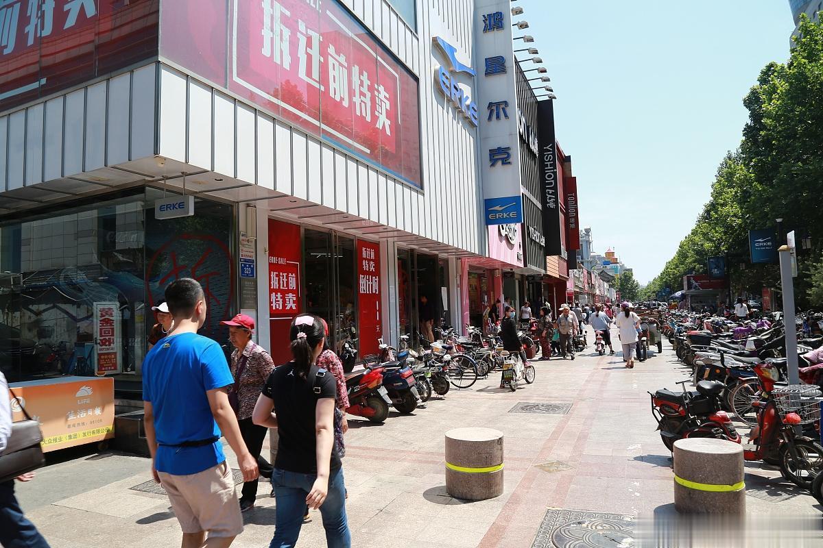 一铺养三代，果然没骗人！2000年，王先生在武汉花100万买下了一套商铺，本以