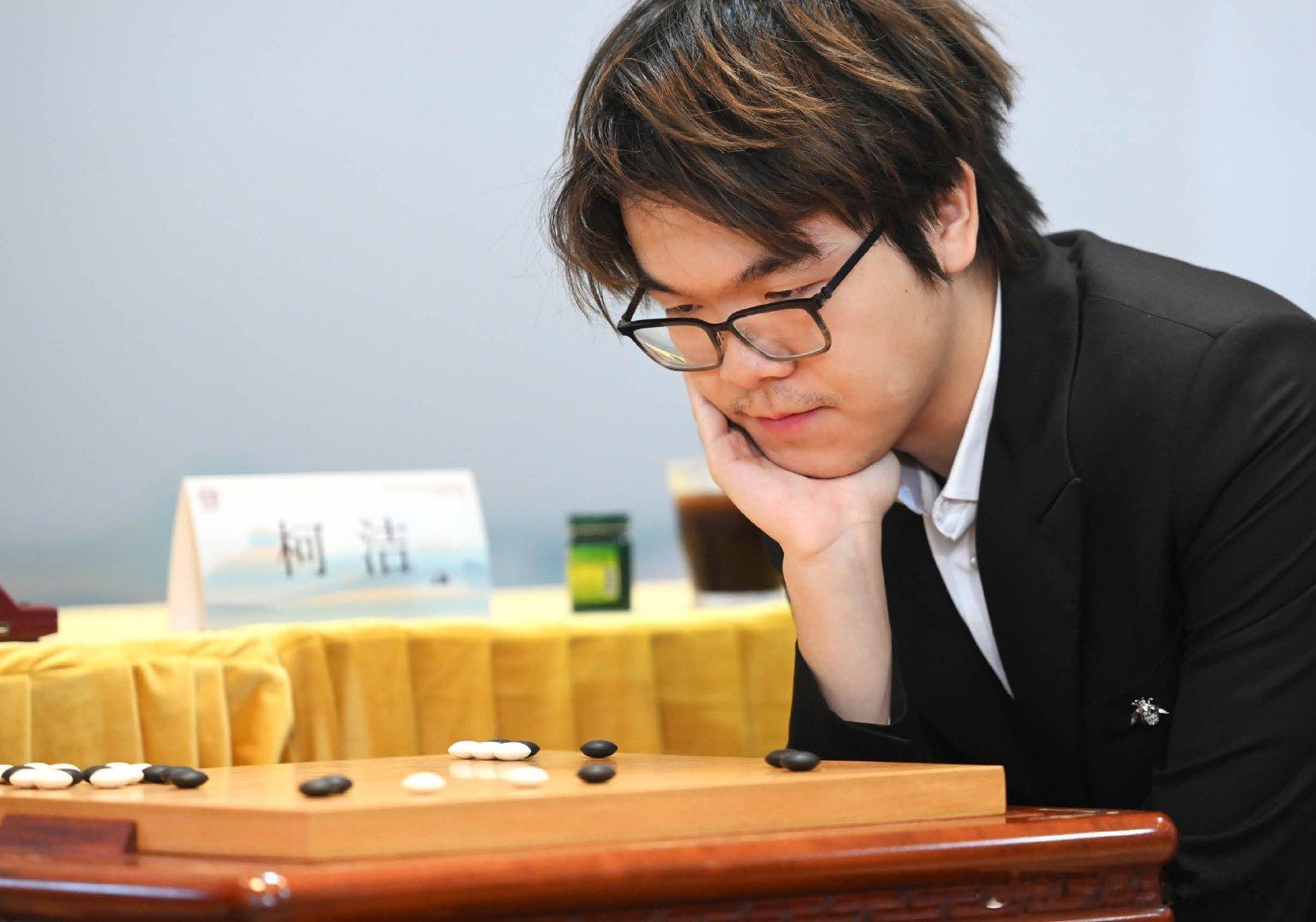 #柯洁指导AI下棋#国际顶尖棋手与AI相遇，不是人机对抗，而是一场特别的双向博弈！柯洁自带松弛感，看