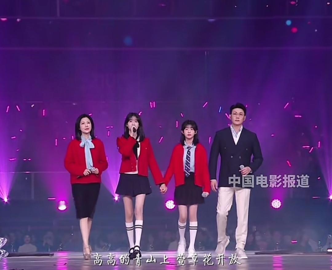 12月18日，陆毅和鲍蕾夫妻俩带着两个女儿参加中国电影120周年活力之夜，一家人